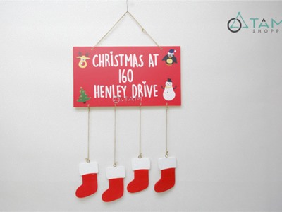 Bảng treo giáng sinh đỏ viết chữ treo 4 tất gỗ X-BTRC-37